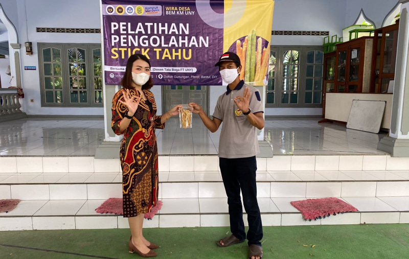 PELATIHAN PEMBUATAN STIK TAHU DI GUNUNGAN